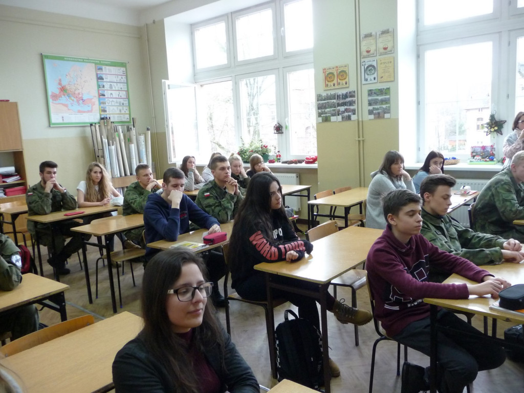 Perspektywy pracy w służbach mundurowych