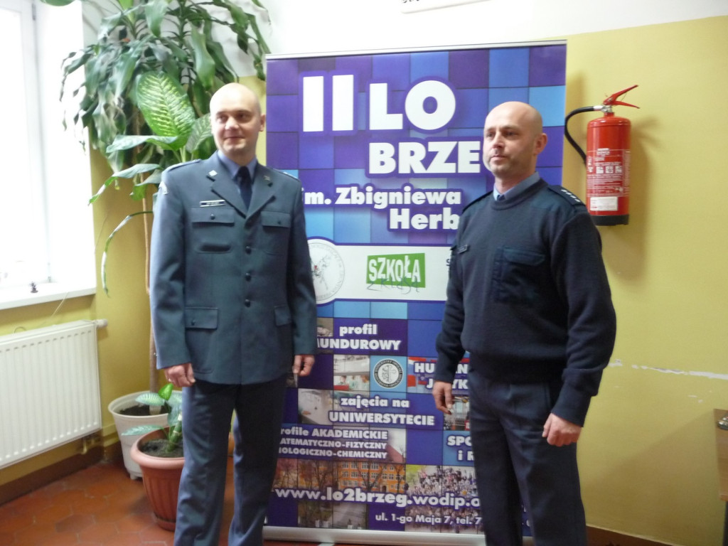 Perspektywy pracy w służbach mundurowych