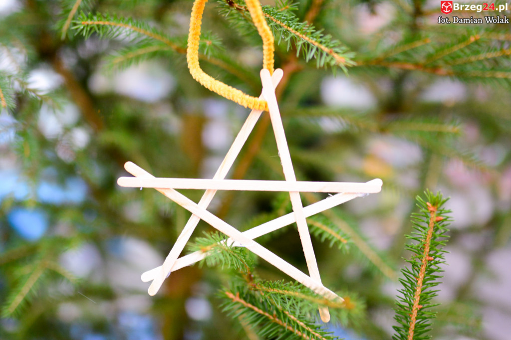 Przedszkolaki i uczniowie udekorowali świąteczne drzewka