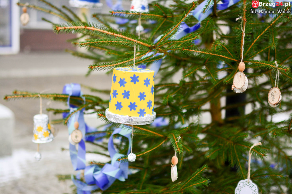 Przedszkolaki i uczniowie udekorowali świąteczne drzewka