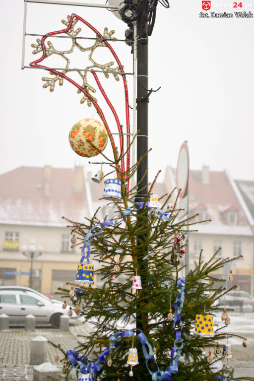 Przedszkolaki i uczniowie udekorowali świąteczne drzewka