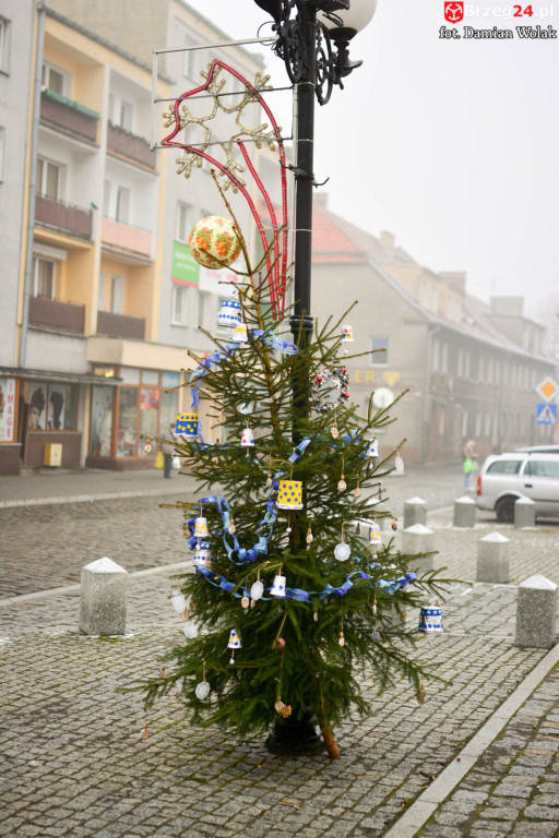 Przedszkolaki i uczniowie udekorowali świąteczne drzewka
