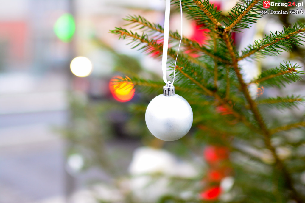 Przedszkolaki i uczniowie udekorowali świąteczne drzewka