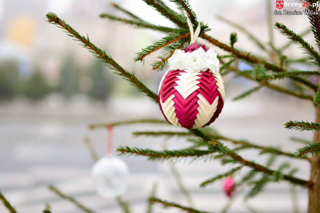 Przedszkolaki i uczniowie udekorowali świąteczne drzewka