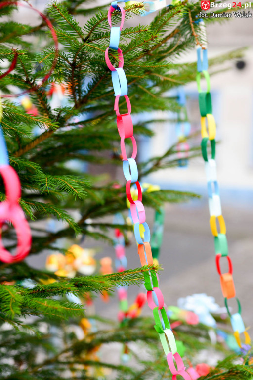 Przedszkolaki i uczniowie udekorowali świąteczne drzewka