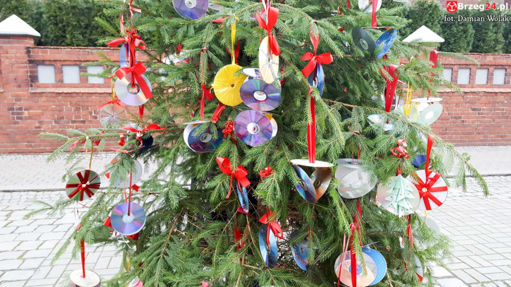 Przedszkolaki i uczniowie udekorowali świąteczne drzewka