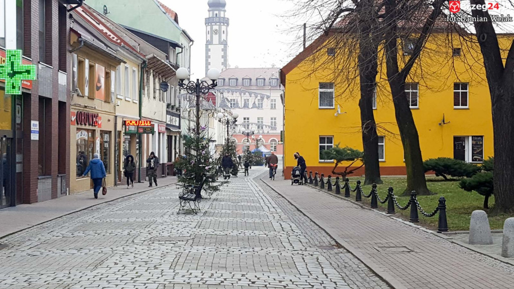 Przedszkolaki i uczniowie udekorowali świąteczne drzewka