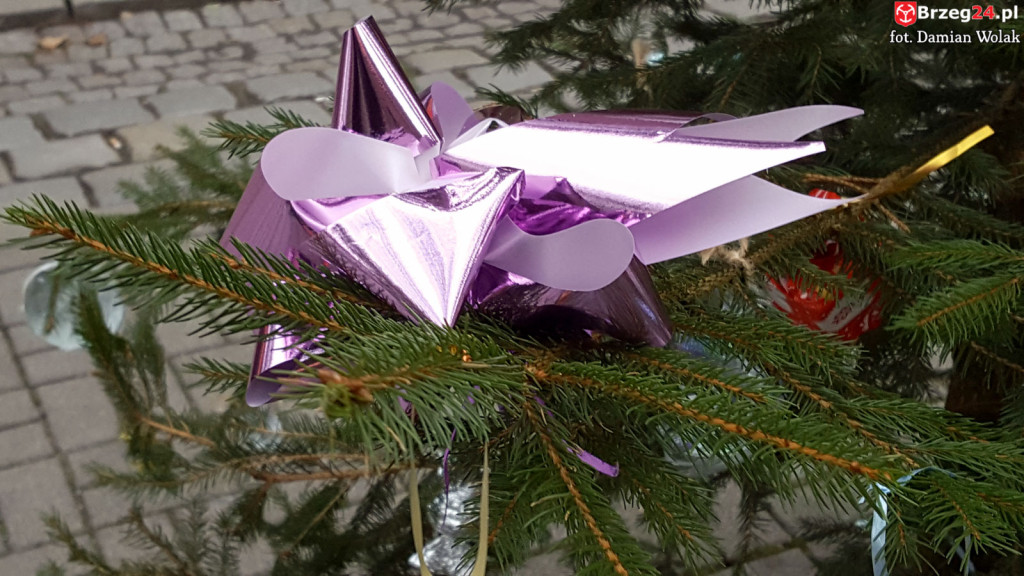 Przedszkolaki i uczniowie udekorowali świąteczne drzewka