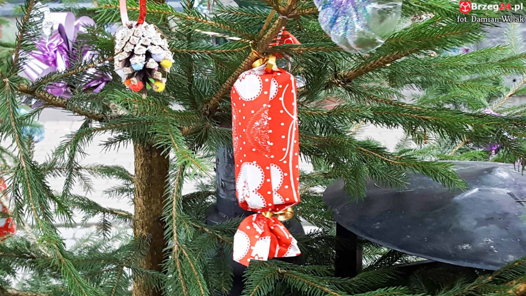 Przedszkolaki i uczniowie udekorowali świąteczne drzewka