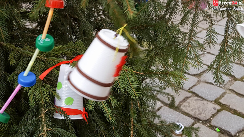 Przedszkolaki i uczniowie udekorowali świąteczne drzewka