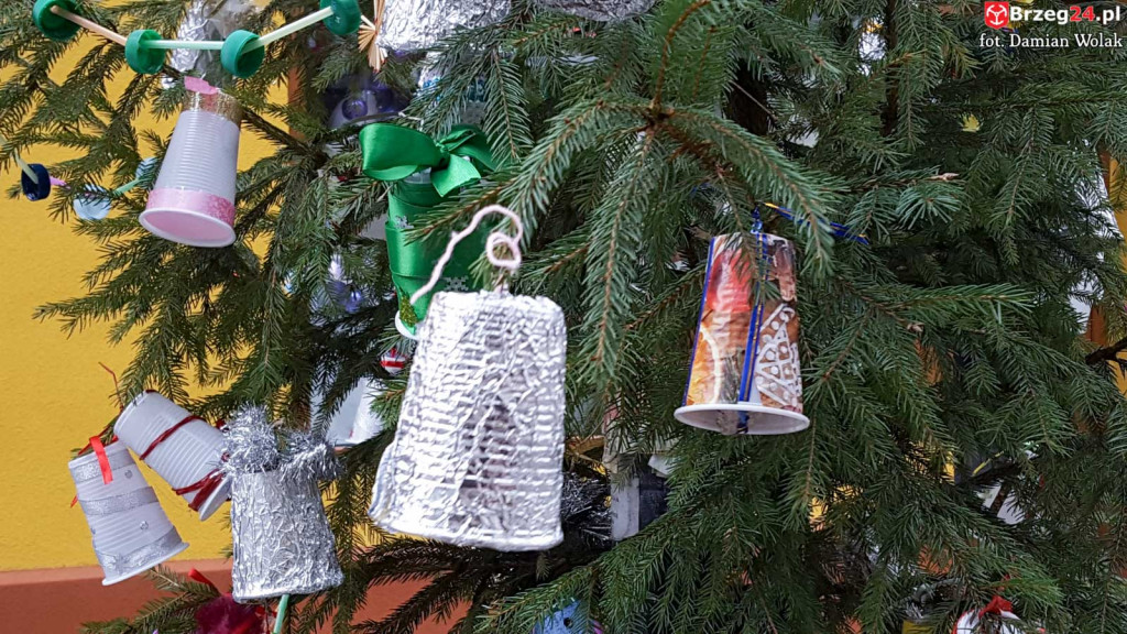 Przedszkolaki i uczniowie udekorowali świąteczne drzewka