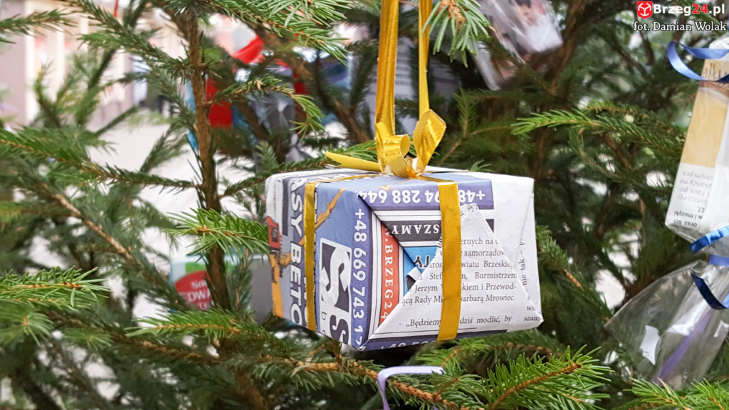 Przedszkolaki i uczniowie udekorowali świąteczne drzewka