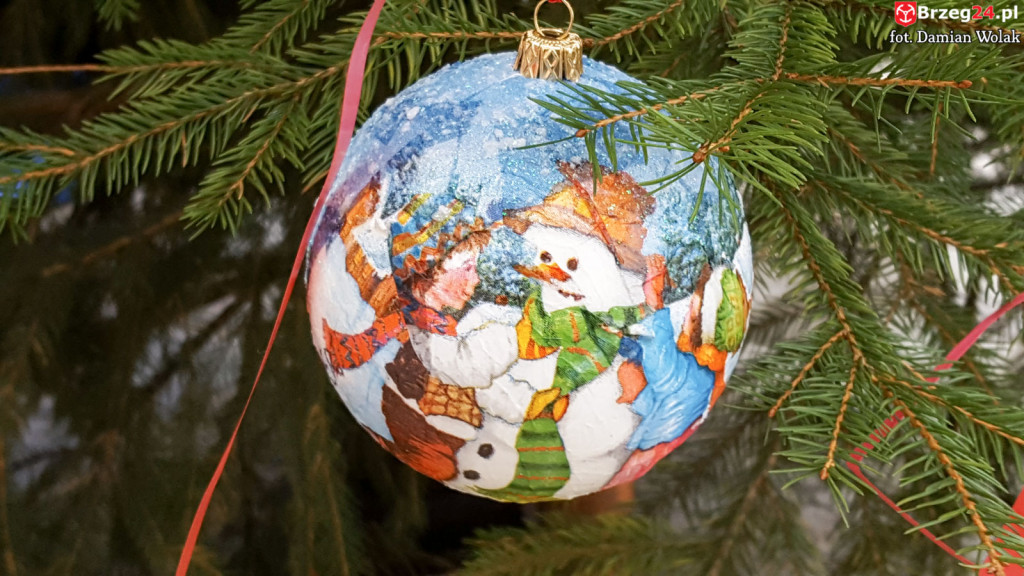 Przedszkolaki i uczniowie udekorowali świąteczne drzewka