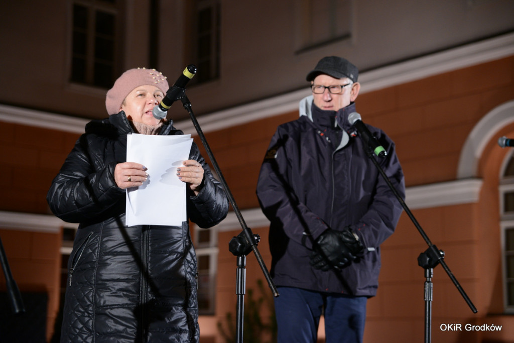 Wspólne kolędowanie pod ratuszem w Grodkowie [fotorelacja]