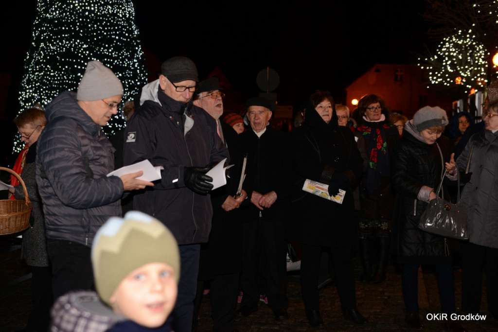 Wspólne kolędowanie pod ratuszem w Grodkowie [fotorelacja]