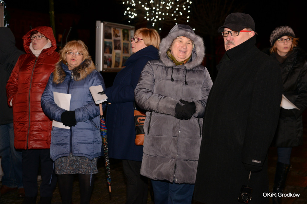 Wspólne kolędowanie pod ratuszem w Grodkowie [fotorelacja]