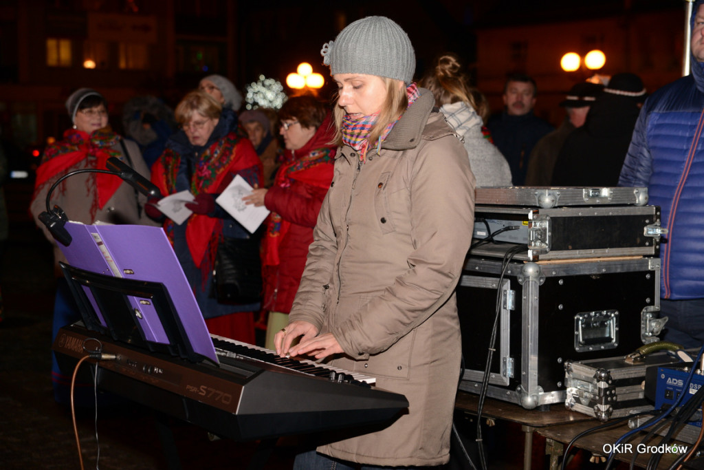 Wspólne kolędowanie pod ratuszem w Grodkowie [fotorelacja]