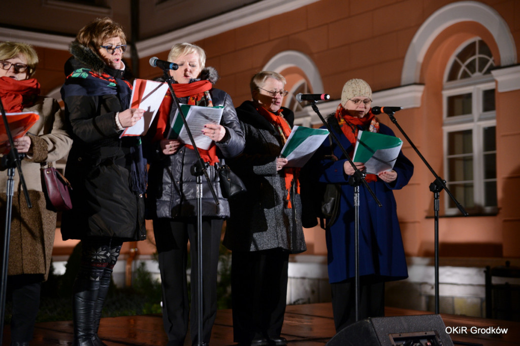 Wspólne kolędowanie pod ratuszem w Grodkowie [fotorelacja]