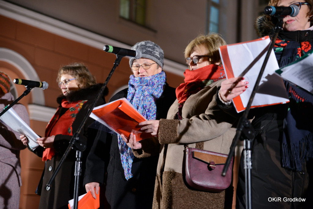 Wspólne kolędowanie pod ratuszem w Grodkowie [fotorelacja]