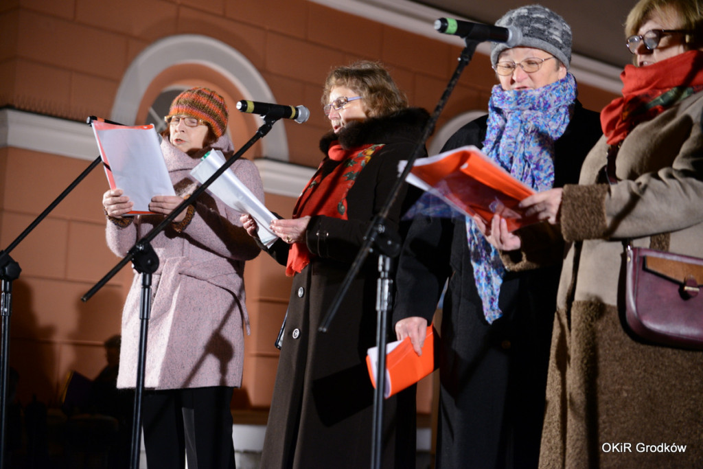 Wspólne kolędowanie pod ratuszem w Grodkowie [fotorelacja]