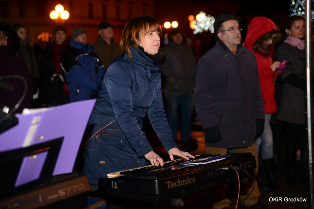 Wspólne kolędowanie pod ratuszem w Grodkowie [fotorelacja]