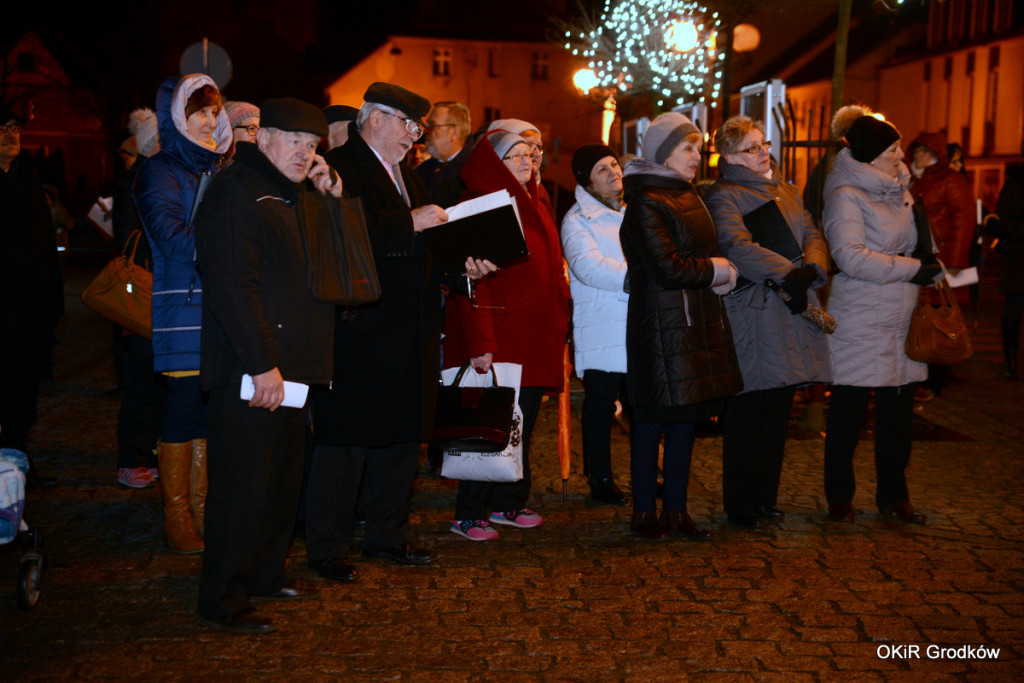 Wspólne kolędowanie pod ratuszem w Grodkowie [fotorelacja]