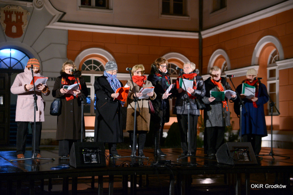 Wspólne kolędowanie pod ratuszem w Grodkowie [fotorelacja]