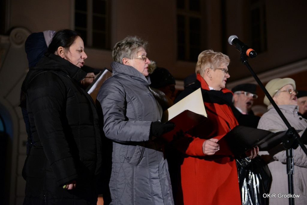 Wspólne kolędowanie pod ratuszem w Grodkowie [fotorelacja]