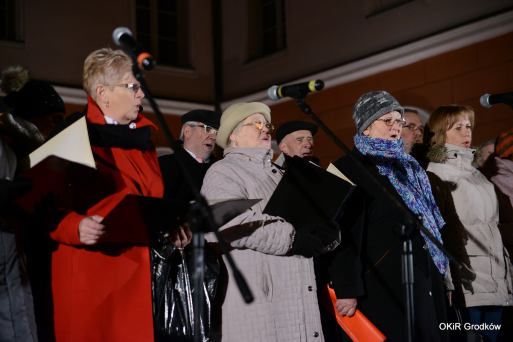 Wspólne kolędowanie pod ratuszem w Grodkowie [fotorelacja]