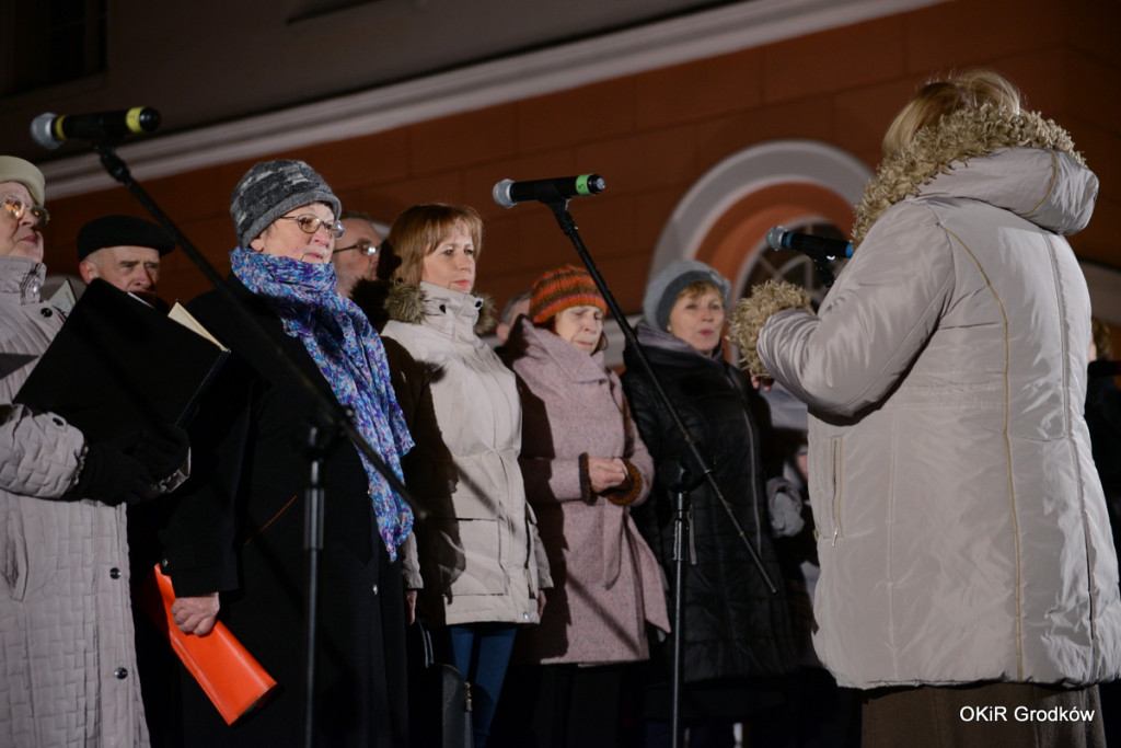 Wspólne kolędowanie pod ratuszem w Grodkowie [fotorelacja]