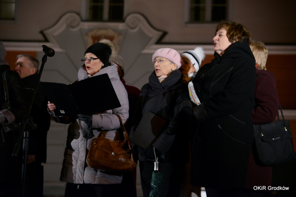 Wspólne kolędowanie pod ratuszem w Grodkowie [fotorelacja]