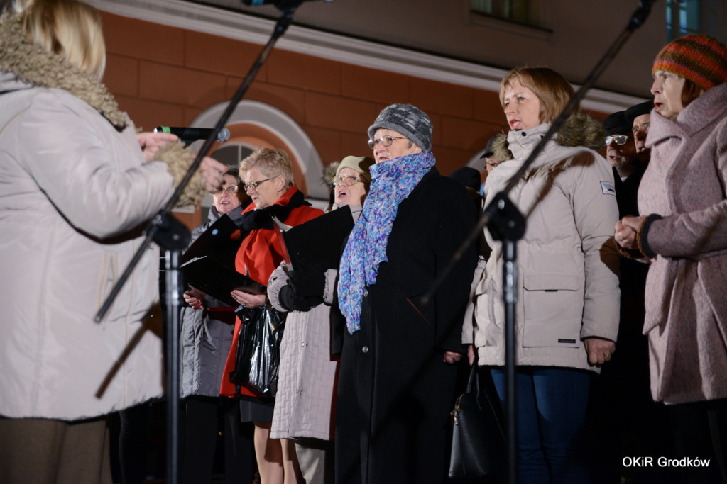 Wspólne kolędowanie pod ratuszem w Grodkowie [fotorelacja]