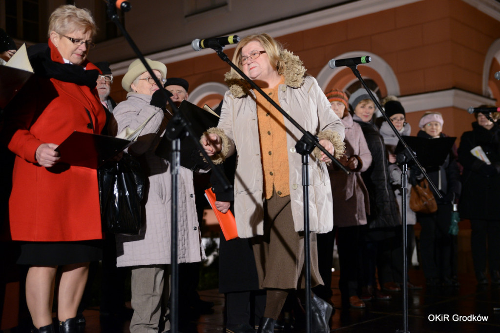 Wspólne kolędowanie pod ratuszem w Grodkowie [fotorelacja]
