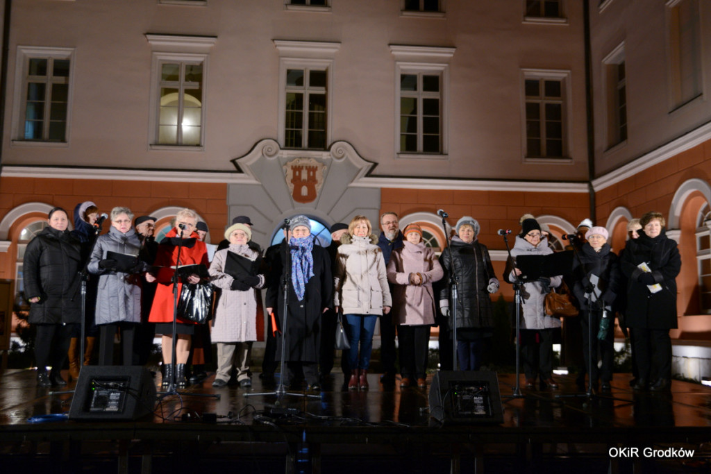 Wspólne kolędowanie pod ratuszem w Grodkowie [fotorelacja]