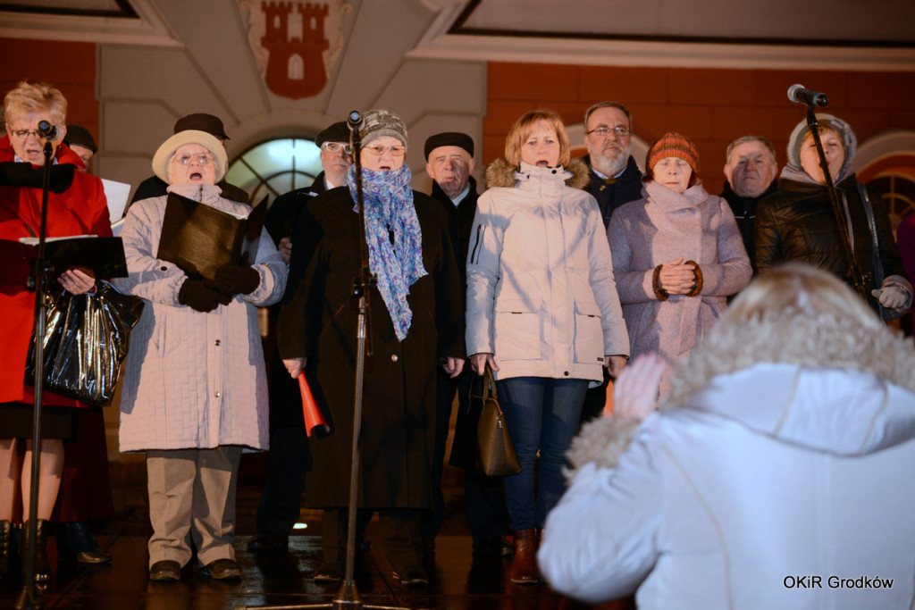 Wspólne kolędowanie pod ratuszem w Grodkowie [fotorelacja]