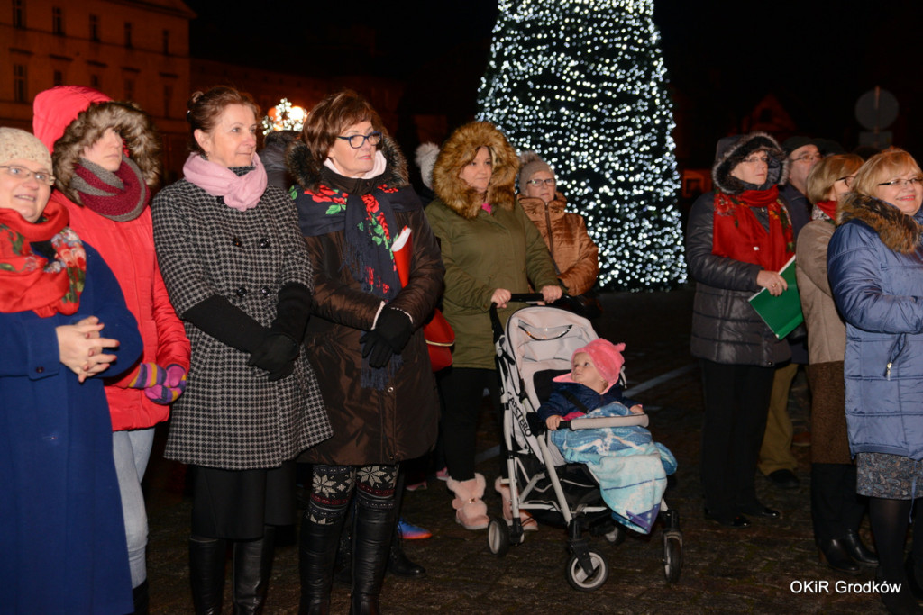 Wspólne kolędowanie pod ratuszem w Grodkowie [fotorelacja]