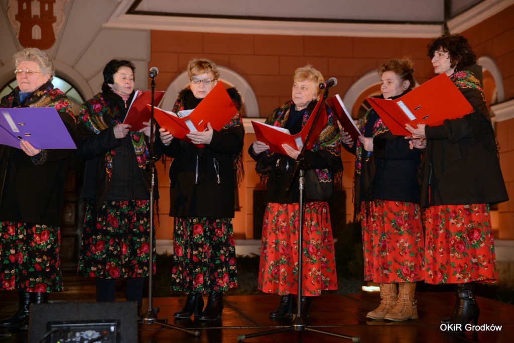 Wspólne kolędowanie pod ratuszem w Grodkowie [fotorelacja]