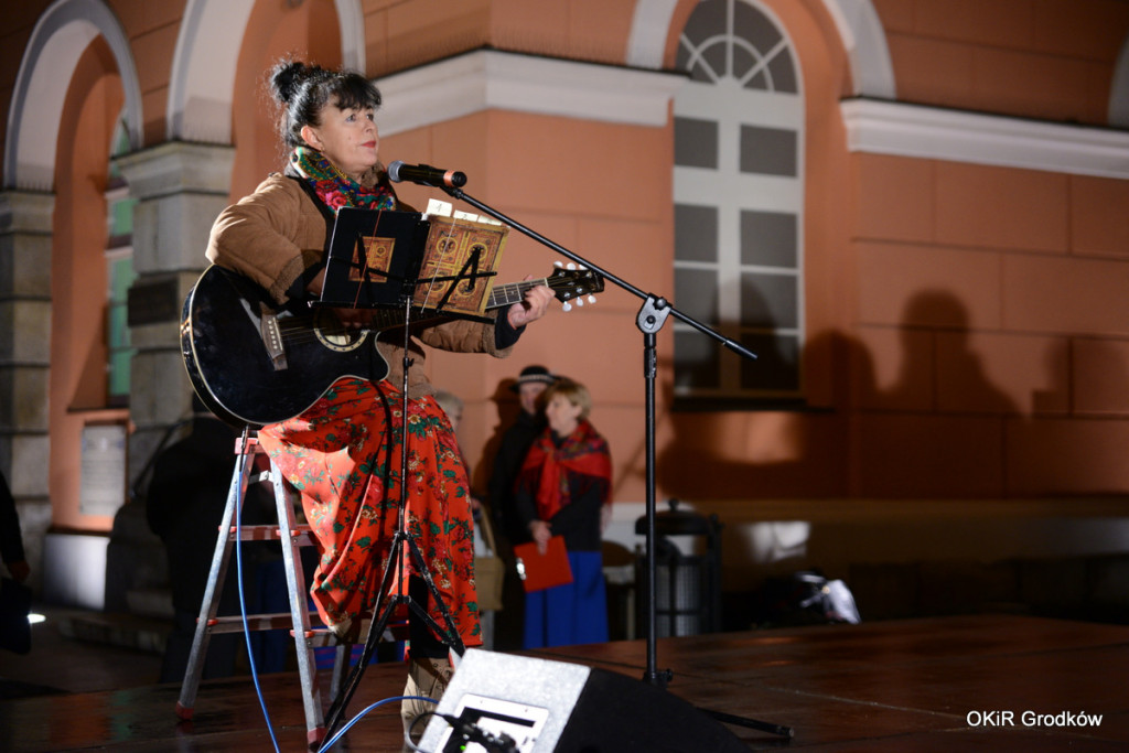 Wspólne kolędowanie pod ratuszem w Grodkowie [fotorelacja]