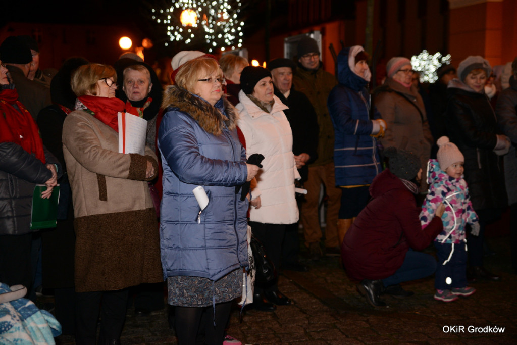 Wspólne kolędowanie pod ratuszem w Grodkowie [fotorelacja]