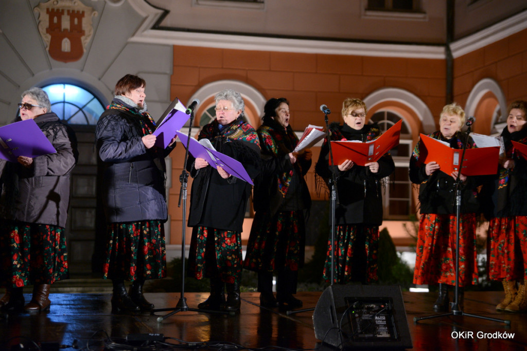 Wspólne kolędowanie pod ratuszem w Grodkowie [fotorelacja]