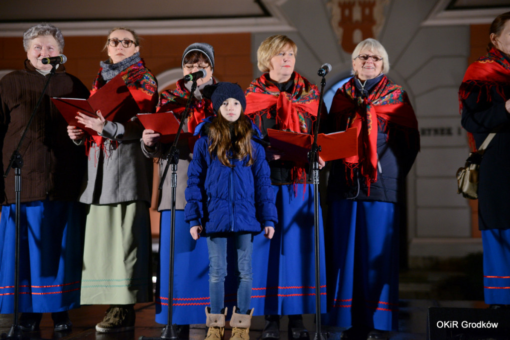 Wspólne kolędowanie pod ratuszem w Grodkowie [fotorelacja]