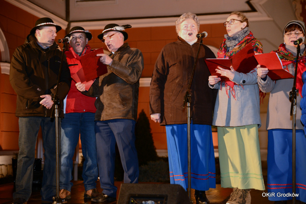 Wspólne kolędowanie pod ratuszem w Grodkowie [fotorelacja]