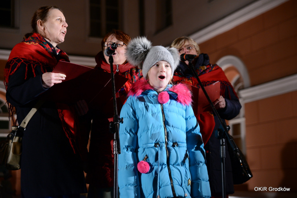 Wspólne kolędowanie pod ratuszem w Grodkowie [fotorelacja]