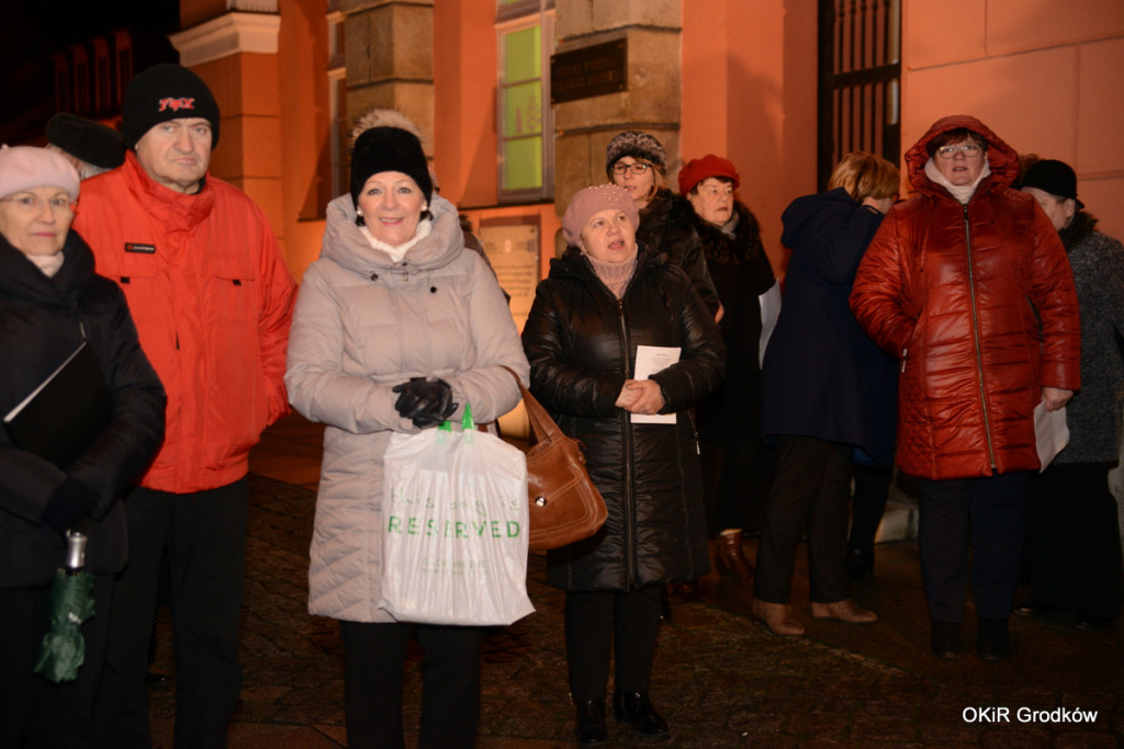 Wspólne kolędowanie pod ratuszem w Grodkowie [fotorelacja]