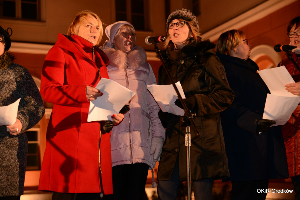 Wspólne kolędowanie pod ratuszem w Grodkowie [fotorelacja]