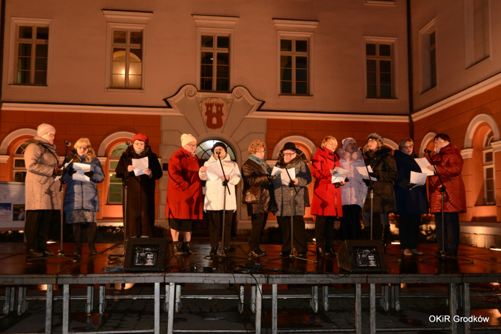 Wspólne kolędowanie pod ratuszem w Grodkowie [fotorelacja]
