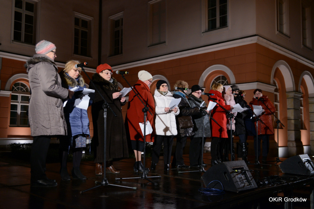 Wspólne kolędowanie pod ratuszem w Grodkowie [fotorelacja]