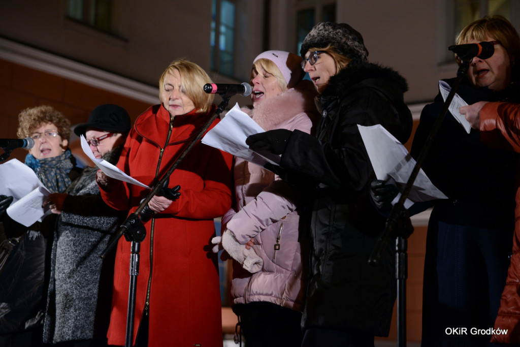 Wspólne kolędowanie pod ratuszem w Grodkowie [fotorelacja]