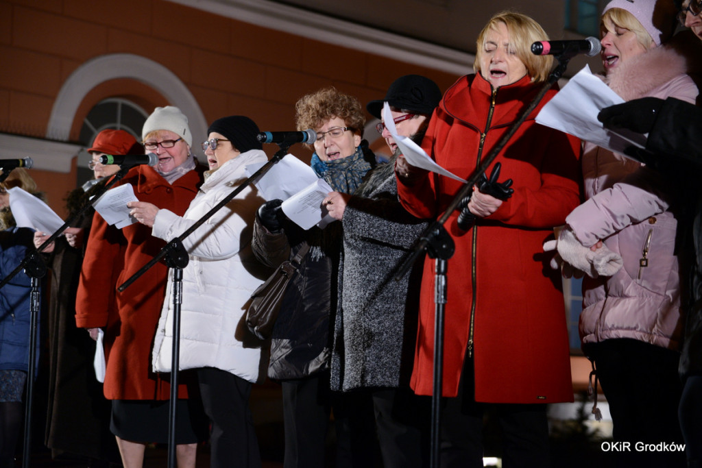 Wspólne kolędowanie pod ratuszem w Grodkowie [fotorelacja]