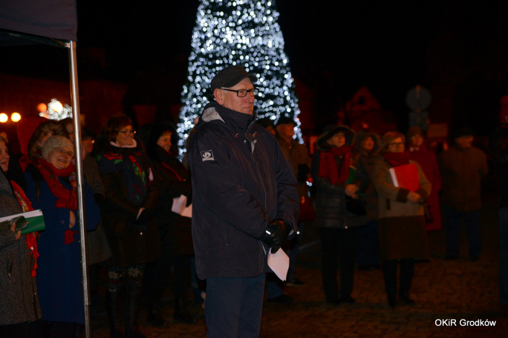 Wspólne kolędowanie pod ratuszem w Grodkowie [fotorelacja]